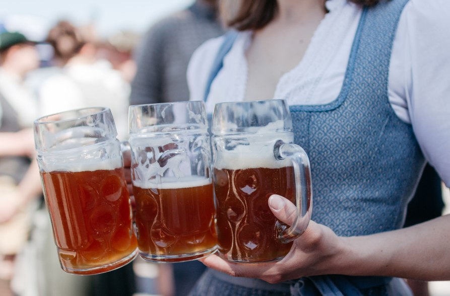 Bierkr&uuml;ge werden getragen, &copy; Inn-Salzach Tourismus