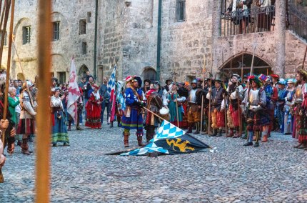 Burfest Burghausen in der Hauptburg mit historisch Gewandeten, © Herzogstadt Burghausen