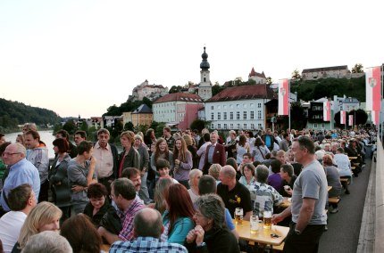 Zahlreiche Besucher auf der Salzachbr&uuml;cke bei Br&uuml;ckenfest Burghausen, &copy; Burghauser Touristik