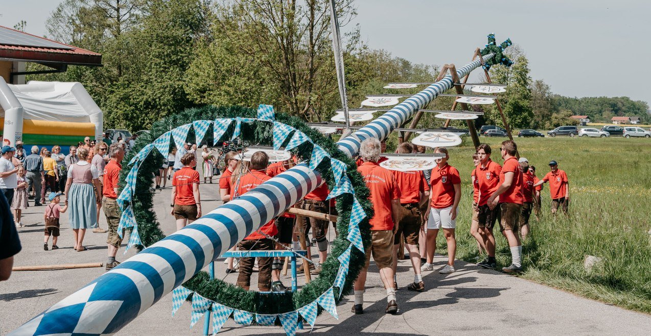 Gruppe beim Maibaum aufstellen, © Inn-Salzach Tourismus