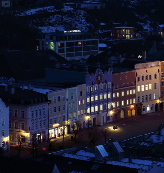 Weihnachtsbeleuchtung in der Altstadt Burghausen, &copy; Burghauser Touristik