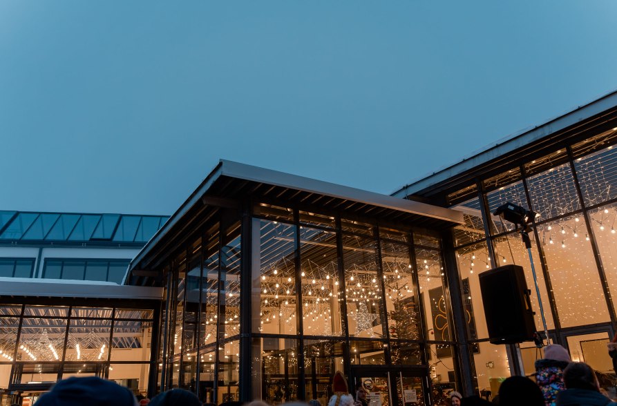 Beleuchtetes Haus der Kultur Waldkraiburg, © Inn-Salzach Tourismus