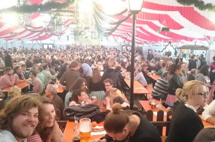 Feiern auf dem Volksfest Gars a. Inn, © Familie Hanetzok