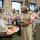 Andreas Spirkl zeigt, was ins Wei&szlig;wurstbr&auml;t kommt, &copy; Inn-Salzach Tourismus