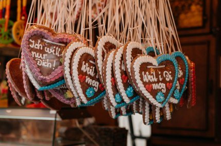 Lebkuchenherzen werden zum Verkauf angeboten, &copy; Inn-Salzach Tourismus