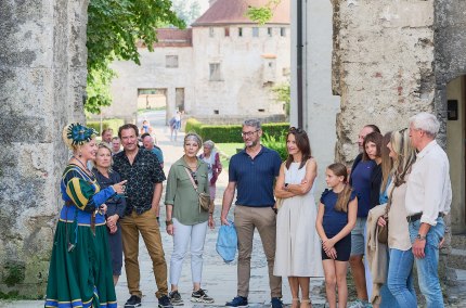 Gruppe bei einer historischen Burgf&uuml;hrung., &copy; Burghauser Touristik