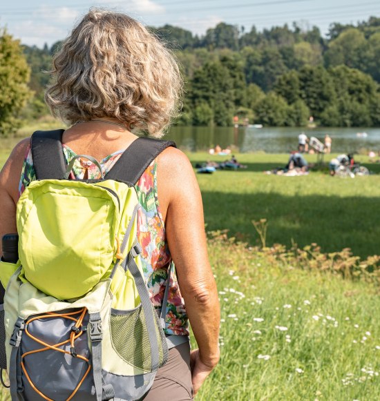 Frau mit Rucksack auf dem Weg zum Flossinger Badesee, &copy; Inn-Salzach Tourismus
