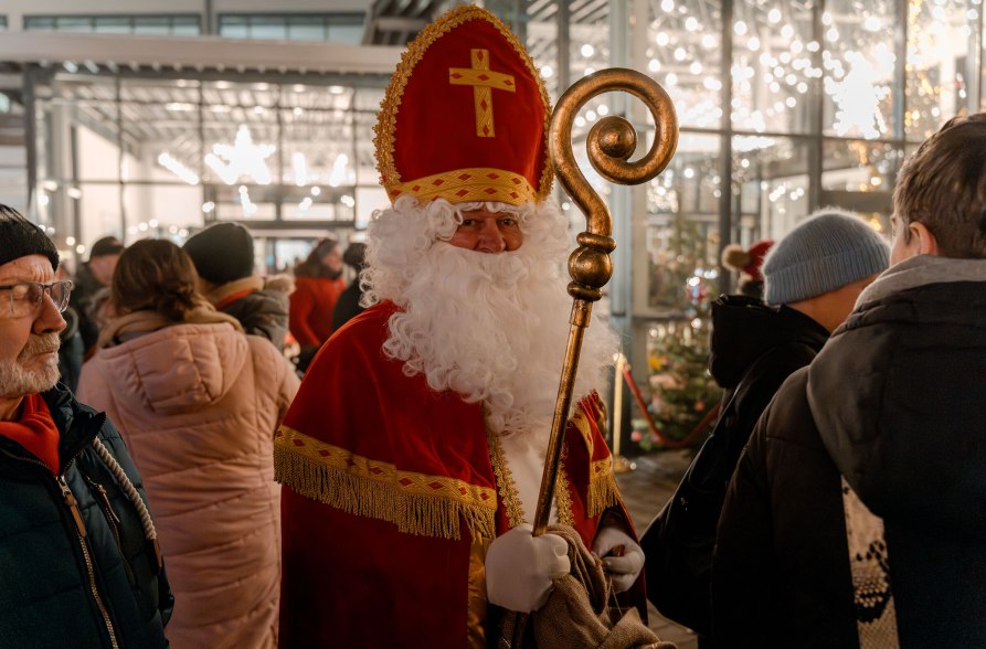 Nikolaus auf dem Christkindlmarkt Waldkraiburg, © Inn-Salzach Tourismus