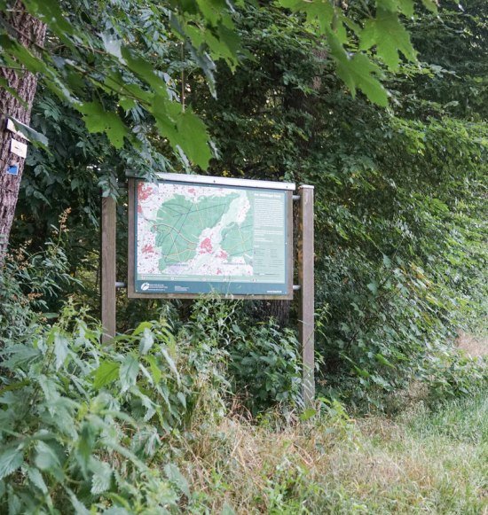 Beginn des Trimmpfads Altötting am Öttinger Forst.