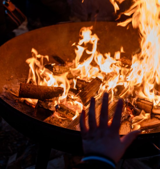 Hande an der Feuerstelle, &copy; Inn-Salzach Tourismus