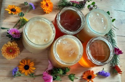Honiggläser mit Blumen dekoriert, © Daniela Ehm