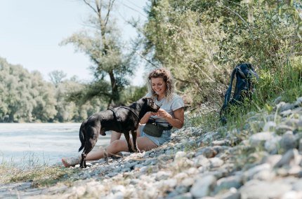 Frau und Hund am Inn, &copy; Inn-Salzach Tourismus