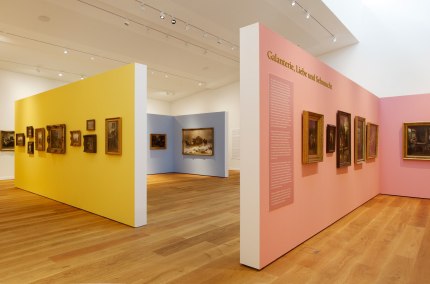 SPS Ausstellungsraum mit farbigen Wänden korrespondierend zu den Motivgruppen, © Frank Aussieker