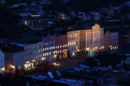 Weihnachtsbeleuchtung in der Altstadt Burghausen, &copy; Burghauser Touristik