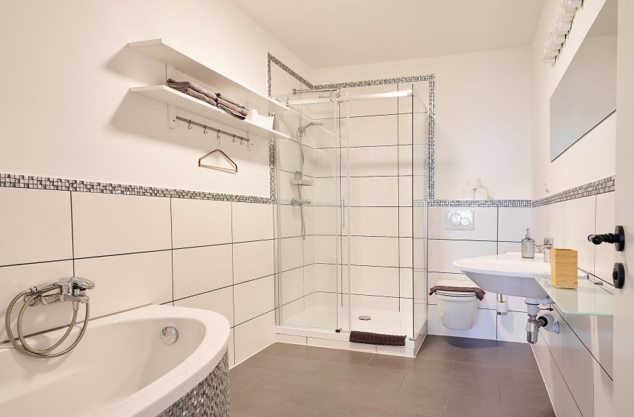 Badezimmer Hotel zur Krone Neu&ouml;tting, &copy; Phil Vetter
