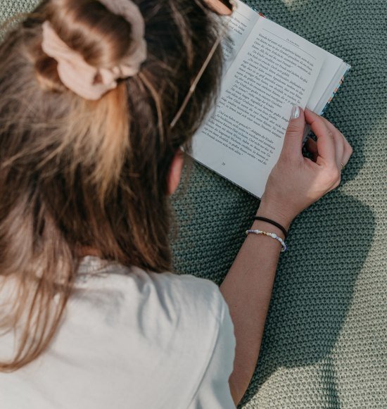 Frau beim Buch lesen am See, &copy; Inn-Salzach Tourismus