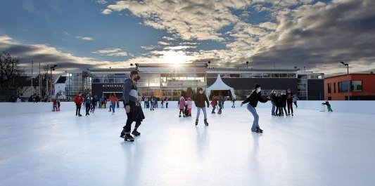 Schlittschuhläufer auf der Eisfläche in Burghausen vorm Bürgerhaus, © Gerhard Nixdorf