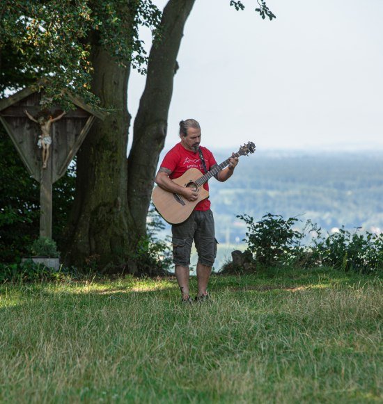 Alfons Hasenknopf beim Jodeln in der Natur, &copy; Wolfgang Gasser