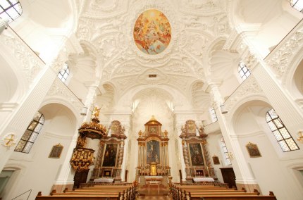 Der Innenraum der Kapuzinerkirche und des Klosters St. Magdalena auf dem Altöttinger Kapellplatz, © Tourismusbüro Altötting
