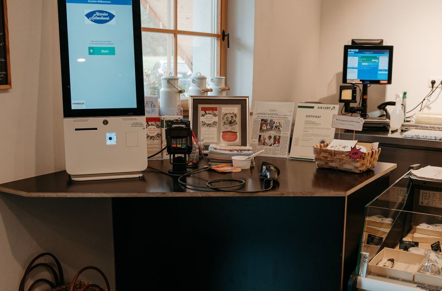 Bezahlstation des Hofladens der Alztaler Hofmolkerei, © Inn-Salzach Tourismus