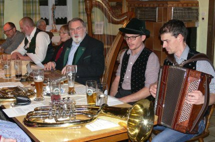 Gemeinsames Wirtshaussingen mit dem Trachtenverein Reichertsheim, © Augustin Grundner