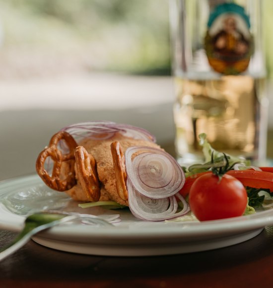 Obadzda auf Teller mit Zwiebeln und Tomaten, &copy; Inn-Salzach Tourismus