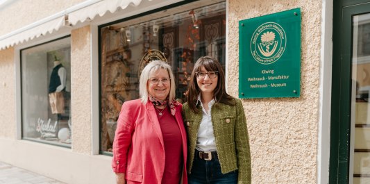 Eva und Lucia Kilwing vor der Weihrauchmuseum Kilwing, &copy; Inn-Salzach Tourismus