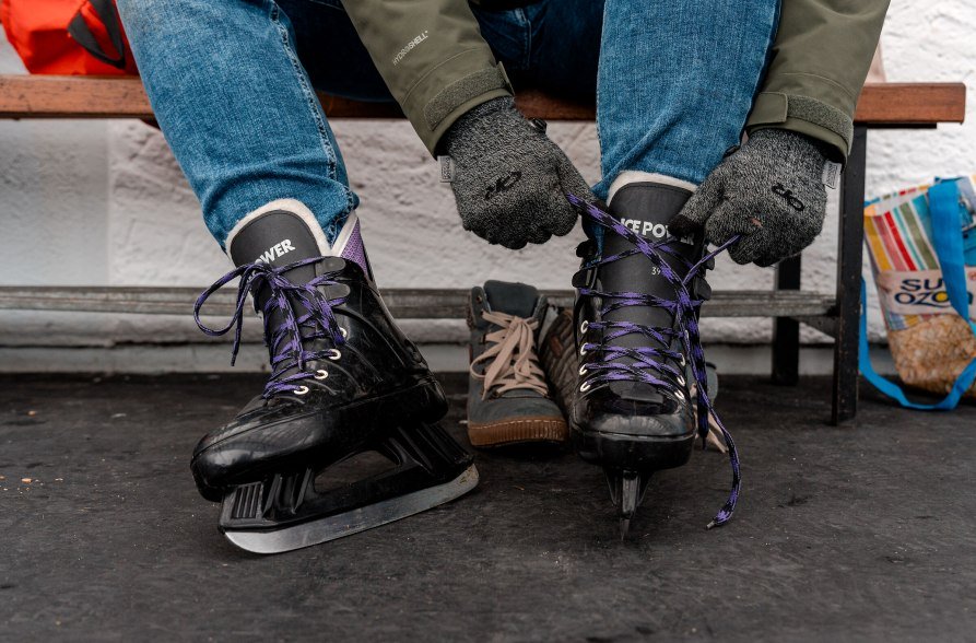 Schlittschuh anziehen Eisstadion M&uuml;hldorf, &copy; Inn-Salzach Tourismus