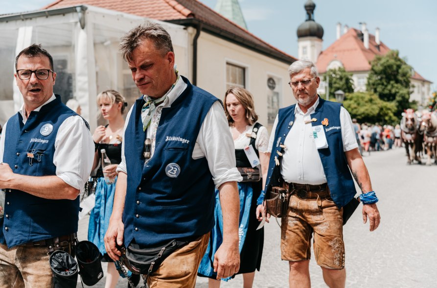 Die KellnerInnen der Brauerei Hell beim Dultauszug, &copy; Tourismusverband Inn-Salzach