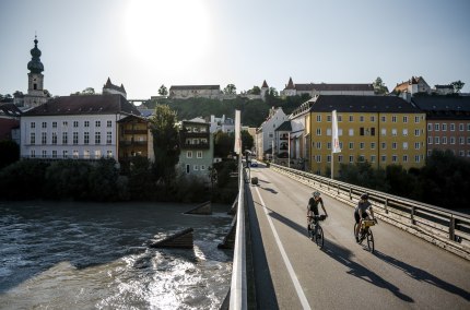 Radler auf der Salzachbrücke Burghausen, © Inn-Salzach Tourismus