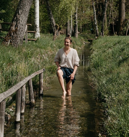 Frau beim Kneippen im Bachlauf, &copy; Inn-Salzach Tourismus