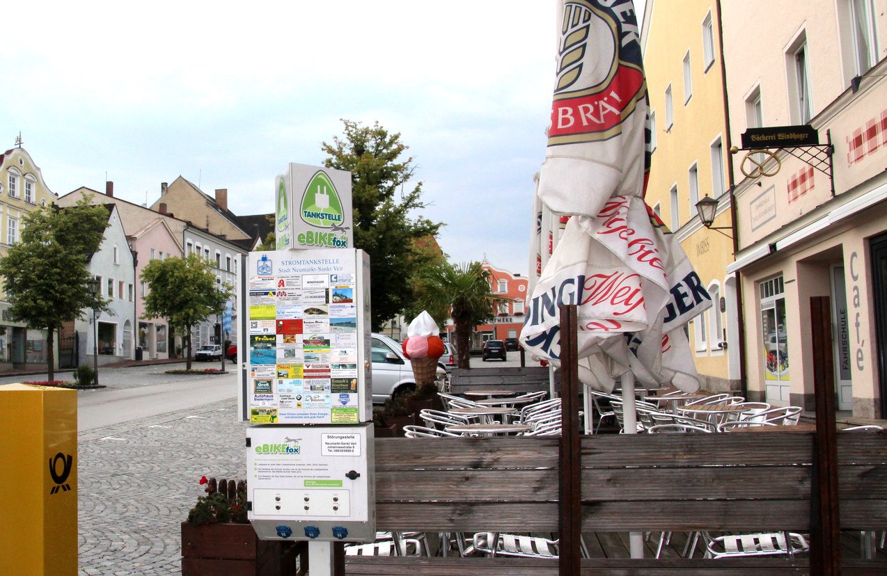 E-Bike Ladestation Neumarkt-St. Veit bei Eisdiele Gondola, © Inn-Salzach Tourismus