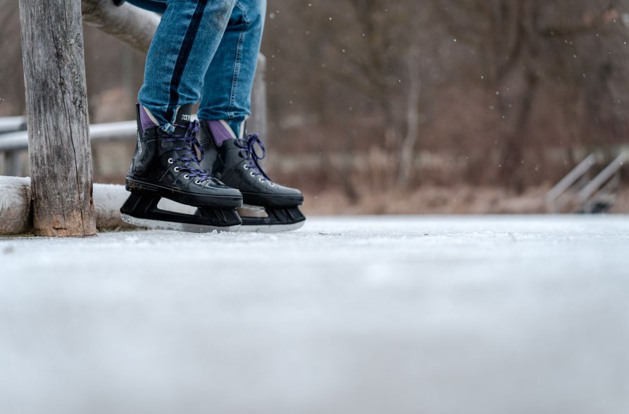 Schlittschuhe auf dem gefrorenen See, © Inn-Salzach Tourismus