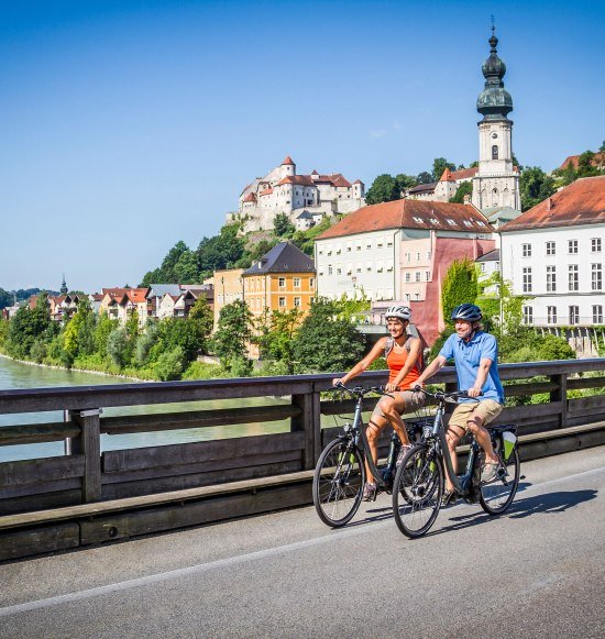Radfahrer auf der Salzachbr&uuml;cke in Burghausen, &copy; Inn-Salzach Tourismus