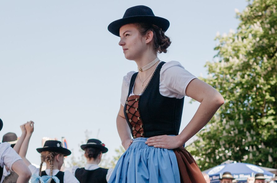 Frau tr&auml;gt Volkstanz-Tracht beim Tanz, &copy; Inn-Salzach Tourismus