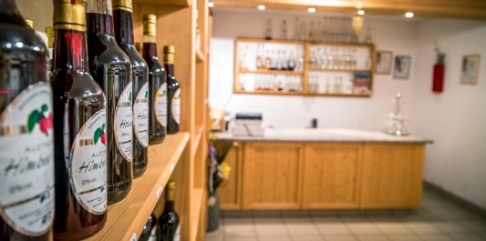 Verkaufsladen mit Spirituosen in der Brennerei Westenthanner, © Inn-Salzach Tourismus