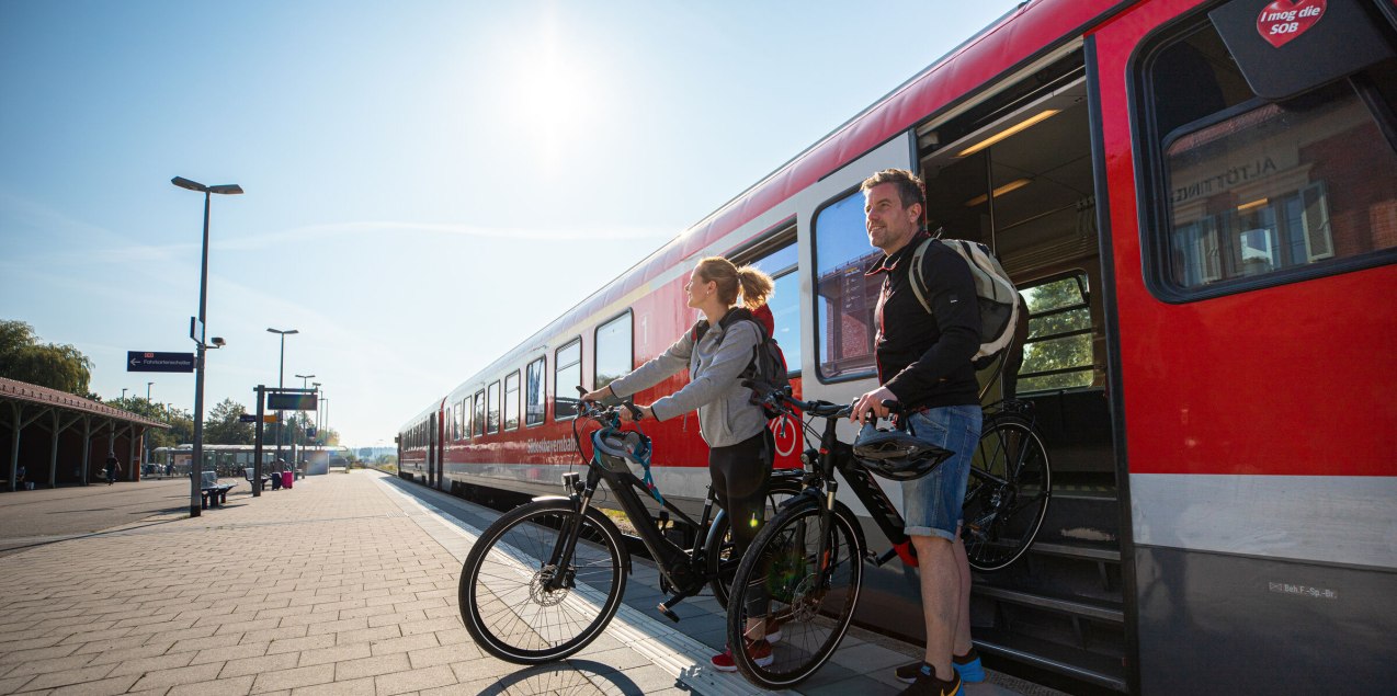 Radfahrer steigen aus dem Zug aus , &copy; Inn-Salzach Tourismus