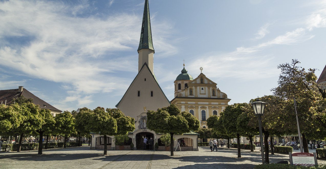 Gnadenkapelle mit Schwarzer Madonna und  Urnen bayerischer Könige und Kurfürsten, © Inn-Salzach Tourismus