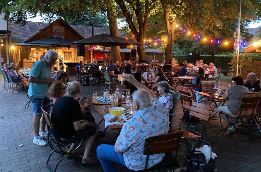 Sommerabend mit vielen Leuten im Caritashaus Altötting, © Caritashaus Altötting