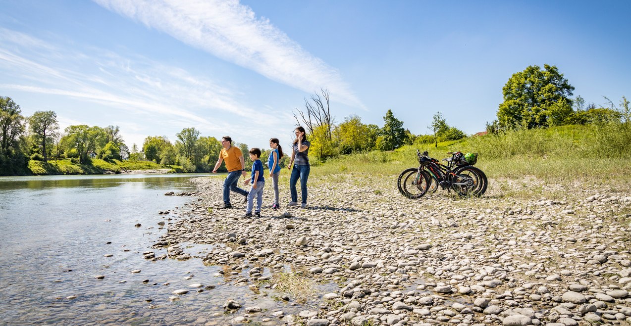 Familie mit Kindern am Inn, &copy; Stadt Waldkraiburg