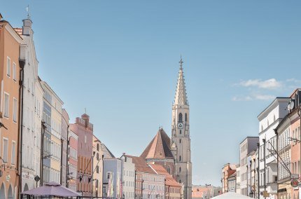 Kirchturm und Stadtplatz in Neuötting, © Inn-Salzach Tourismus