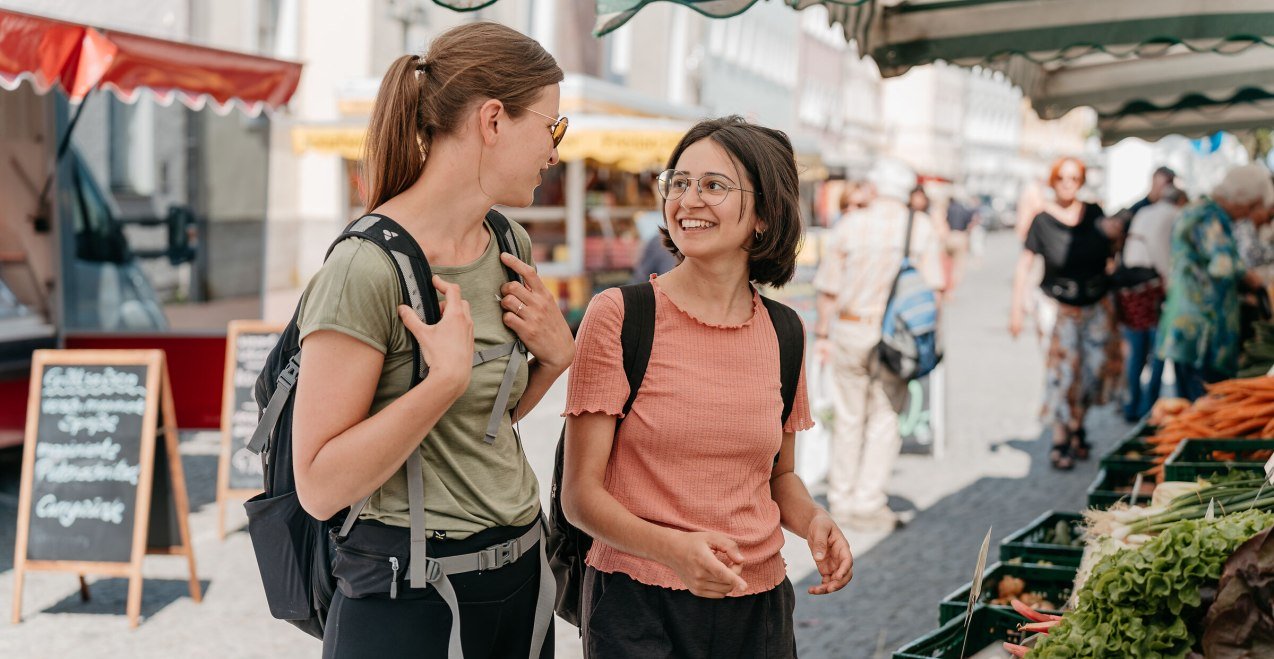 Zwei Frauen beim Einkauf auf dem Mühldorfer Bauernmarkt, © Inn-Salzach Tourismus