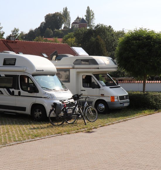 Zwei Wohnmobile auf dem Wohnmobilstellplatz in Kraiburg a. Inn, &copy; Inn-Salzach Tourismus