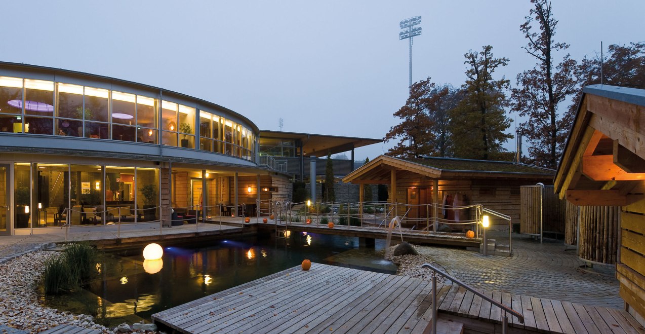 Hallenbad Burghausen au&szlig;en, &copy; B&auml;der Burghausen