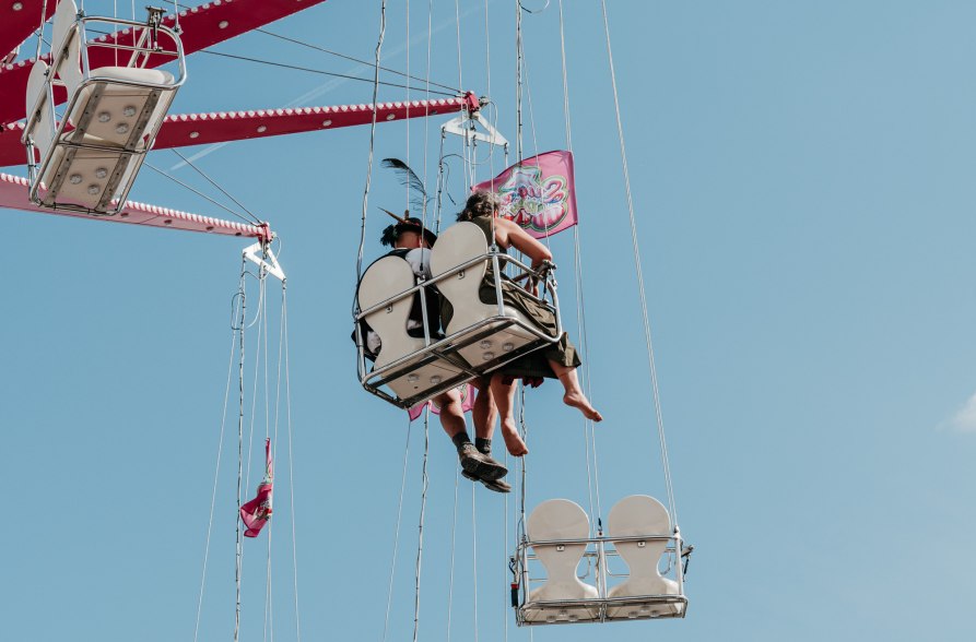 Personen im Kettenkarussell, &copy; Inn-Salzach Tourismus