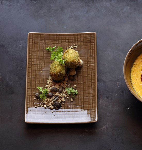 Schaumsuppe von Kürbissen mit Hendlpraline. Alexander Huber Michelin Sternekoch Huberwirt Pleiskirchen., © Mathias Neubauer