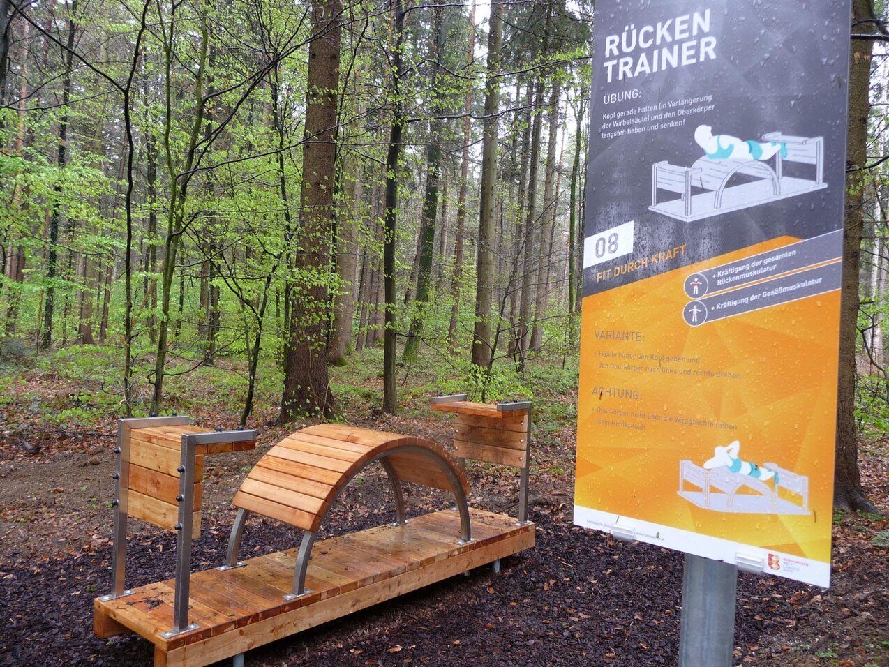 Gelegen in einem Mischwald, befindet sich der Trimm-dich-Pfad in Burghausen. Ein Erlebnis für Groß und Klein.