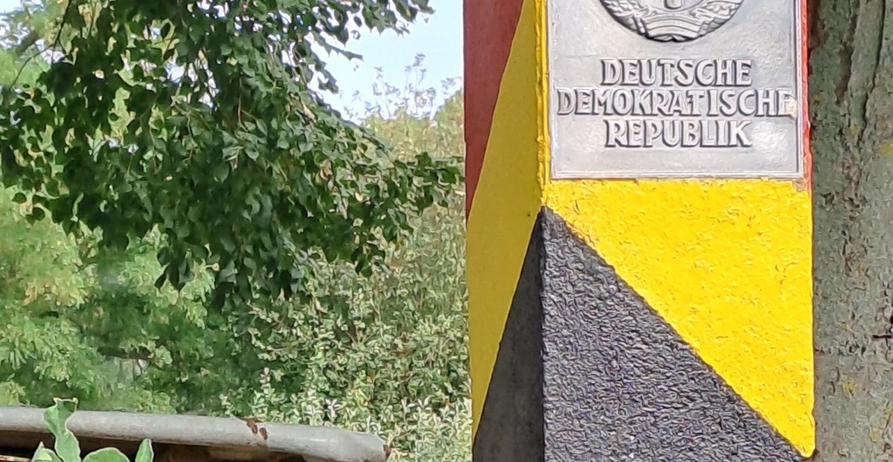 Grenzsäule der DDR vor einem Baum, © Hartmuth Lang