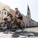 Radler am Stadtplatz M&uuml;hldorf , &copy; Inn-Salzach Tourismus