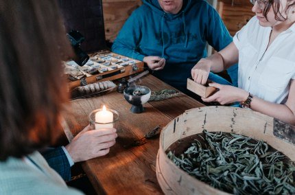 Kr&auml;uterb&uuml;ndel binden in Taufkirchen, &copy; Tourismusverband Inn-Salzach